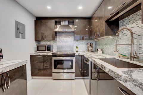 Condo in South Palm Beach, Florida, 2 bedrooms № 2246053 - photo 11
