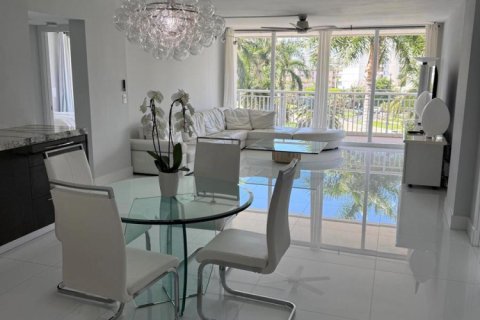 Condo in South Palm Beach, Florida, 2 bedrooms № 2246053 - photo 6