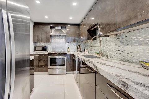 Condo in South Palm Beach, Florida, 2 bedrooms № 2246053 - photo 4
