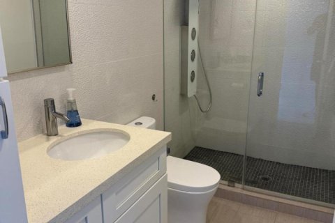 Condo in South Palm Beach, Florida, 2 bedrooms № 2246053 - photo 12