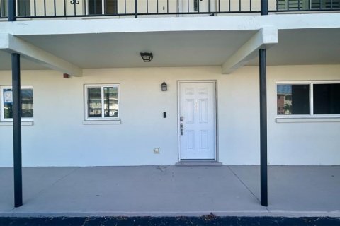Condo in Saint Petersburg, Florida, 1 bedroom  № 1675056 - photo 1