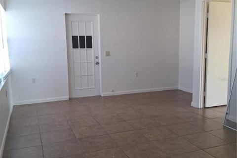 House in Palm Harbor, Florida 3 bedrooms, 146.32 sq.m. № 1820483 - photo 2