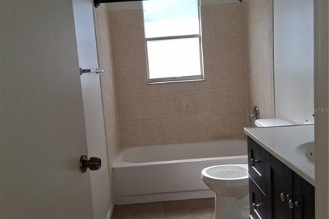 House in Palm Harbor, Florida 3 bedrooms, 146.32 sq.m. № 1820483 - photo 13