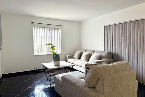 House in North Lauderdale, Florida 3 bedrooms, 113.15 sq.m. № 2154256 - photo 8