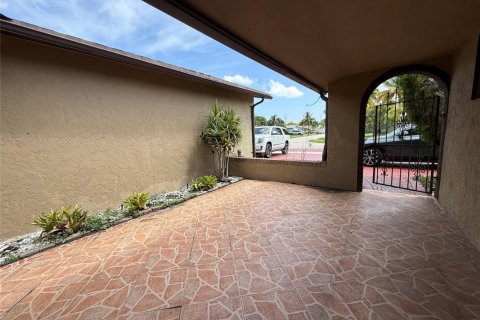 House in North Lauderdale, Florida 3 bedrooms, 113.15 sq.m. № 2154256 - photo 16