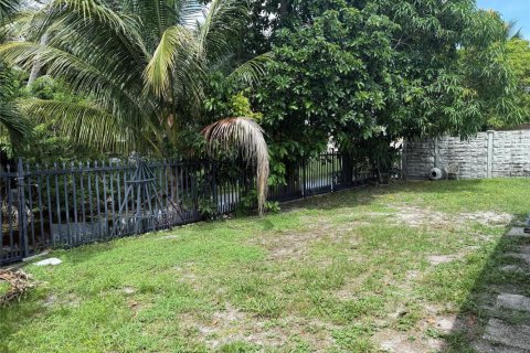 House in North Lauderdale, Florida 3 bedrooms, 113.15 sq.m. № 2154256 - photo 14