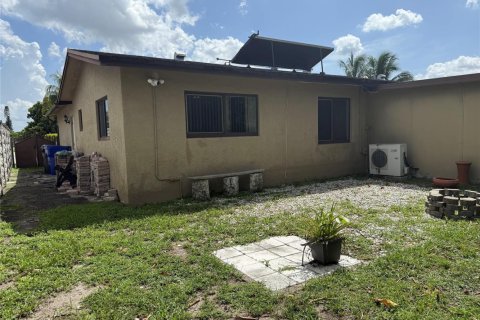 House in North Lauderdale, Florida 3 bedrooms, 113.15 sq.m. № 2154256 - photo 15