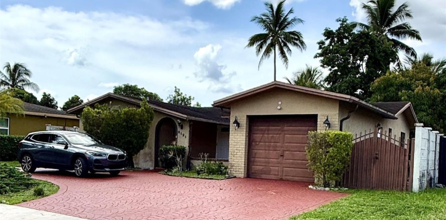House in North Lauderdale, Florida 3 bedrooms, 113.15 sq.m. № 2154256