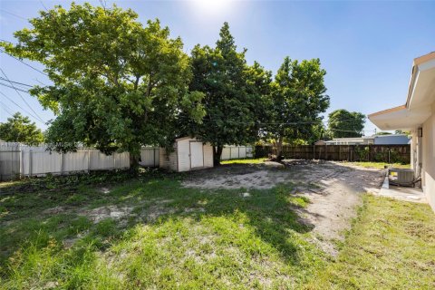 House in Miami Gardens, Florida 4 bedrooms, 111.48 sq.m. № 1945123 - photo 21