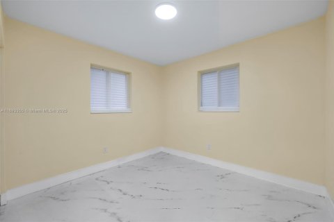 House in Miami Gardens, Florida 4 bedrooms, 111.48 sq.m. № 1945123 - photo 10