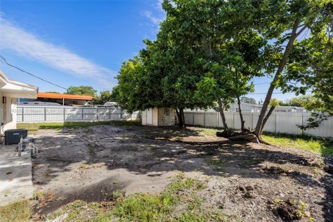 House in Miami Gardens, Florida 4 bedrooms, 111.48 sq.m. № 1945123 - photo 19