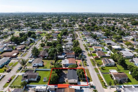 House in Miami Gardens, Florida 4 bedrooms, 111.48 sq.m. № 1945123 - photo 26