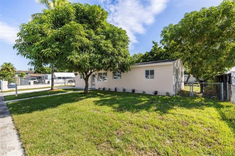 House in Miami Gardens, Florida 4 bedrooms, 111.48 sq.m. № 1945123 - photo 18