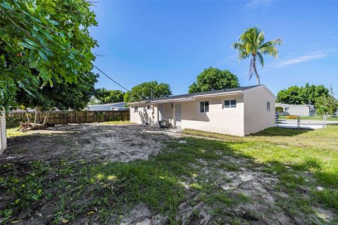 House in Miami Gardens, Florida 4 bedrooms, 111.48 sq.m. № 1945123 - photo 22