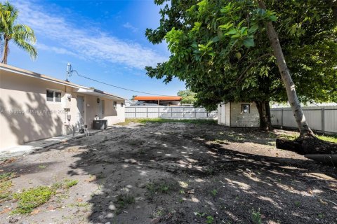 House in Miami Gardens, Florida 4 bedrooms, 111.48 sq.m. № 1945123 - photo 20