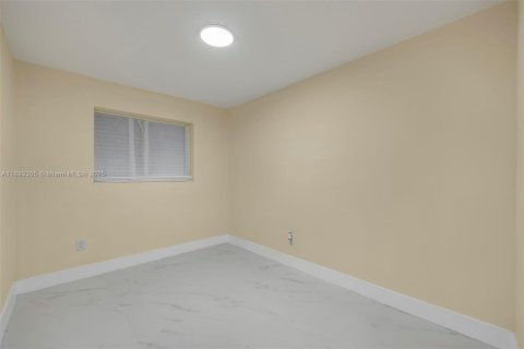 House in Miami Gardens, Florida 4 bedrooms, 111.48 sq.m. № 1945123 - photo 11