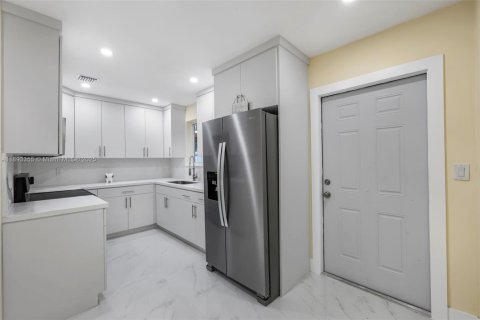 House in Miami Gardens, Florida 4 bedrooms, 111.48 sq.m. № 1945123 - photo 4