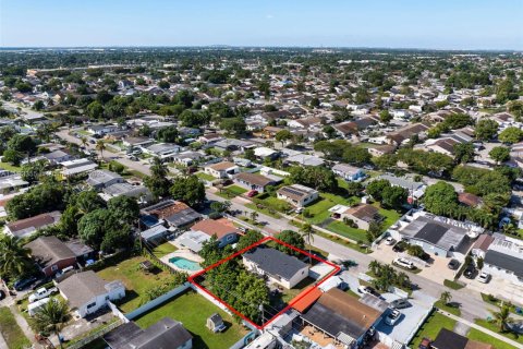 House in Miami Gardens, Florida 4 bedrooms, 111.48 sq.m. № 1945123 - photo 27