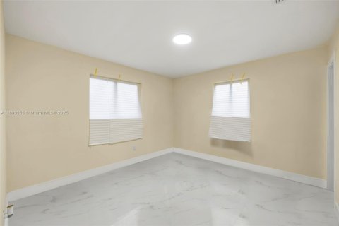 House in Miami Gardens, Florida 4 bedrooms, 111.48 sq.m. № 1945123 - photo 12