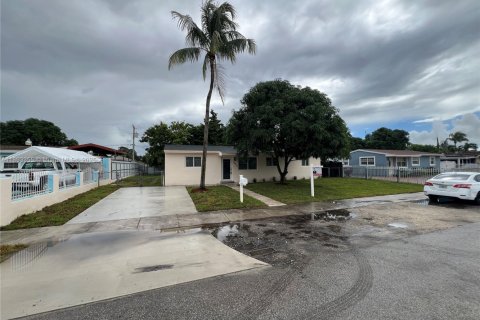 House in Miami Gardens, Florida 4 bedrooms, 111.48 sq.m. № 1945123 - photo 1