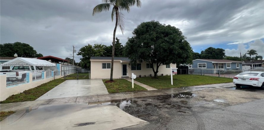 House in Miami Gardens, Florida 4 bedrooms, 111.48 sq.m. № 1945123