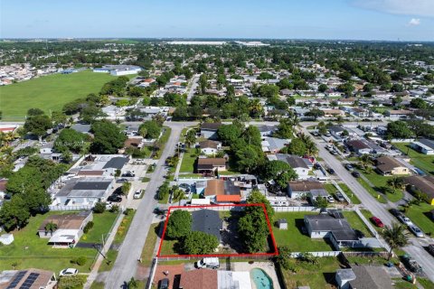 House in Miami Gardens, Florida 4 bedrooms, 111.48 sq.m. № 1945123 - photo 30