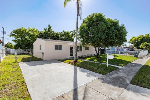 House in Miami Gardens, Florida 4 bedrooms, 111.48 sq.m. № 1945123 - photo 17