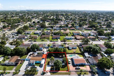 House in Miami Gardens, Florida 4 bedrooms, 111.48 sq.m. № 1945123 - photo 24