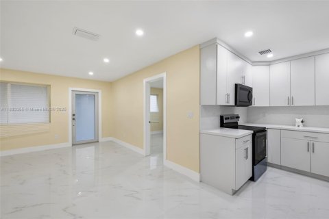 House in Miami Gardens, Florida 4 bedrooms, 111.48 sq.m. № 1945123 - photo 3