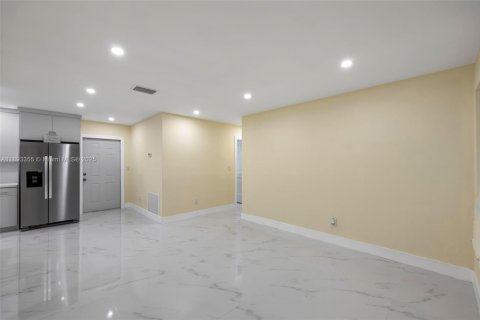 House in Miami Gardens, Florida 4 bedrooms, 111.48 sq.m. № 1945123 - photo 7