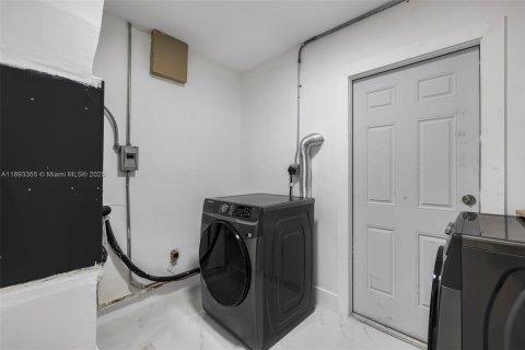 House in Miami Gardens, Florida 4 bedrooms, 111.48 sq.m. № 1945123 - photo 14