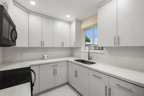 House in Miami Gardens, Florida 4 bedrooms, 111.48 sq.m. № 1945123 - photo 2