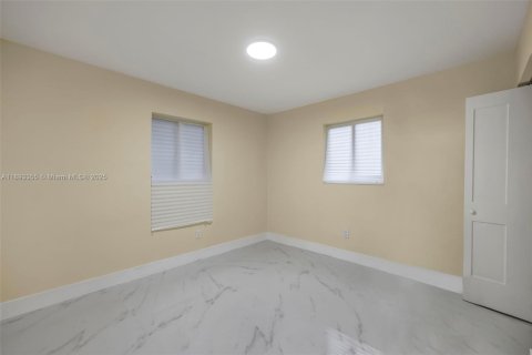 House in Miami Gardens, Florida 4 bedrooms, 111.48 sq.m. № 1945123 - photo 9