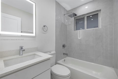 House in Miami Gardens, Florida 4 bedrooms, 111.48 sq.m. № 1945123 - photo 8