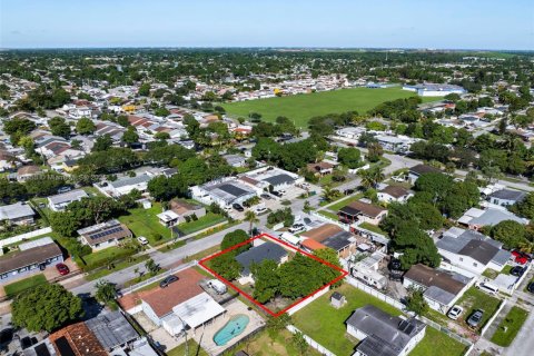 House in Miami Gardens, Florida 4 bedrooms, 111.48 sq.m. № 1945123 - photo 29