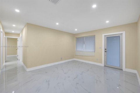 House in Miami Gardens, Florida 4 bedrooms, 111.48 sq.m. № 1945123 - photo 6