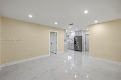 House in Miami Gardens, Florida 4 bedrooms, 111.48 sq.m. № 1945123 - photo 5