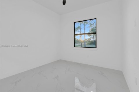 Villa ou maison à vendre à Lehigh Acres, Floride: 3 chambres, 465.72 m2 № 1975083 - photo 16