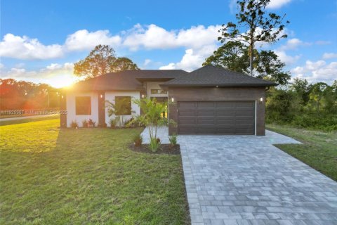 Villa ou maison à vendre à Lehigh Acres, Floride: 3 chambres, 465.72 m2 № 1975083 - photo 2