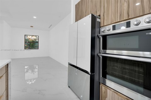 Villa ou maison à vendre à Lehigh Acres, Floride: 3 chambres, 465.72 m2 № 1975083 - photo 10