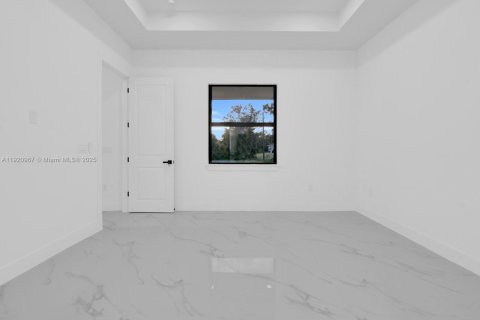 Villa ou maison à vendre à Lehigh Acres, Floride: 3 chambres, 465.72 m2 № 1975083 - photo 29