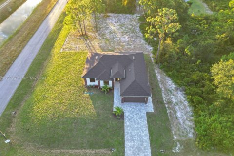 Villa ou maison à vendre à Lehigh Acres, Floride: 3 chambres, 465.72 m2 № 1975083 - photo 3