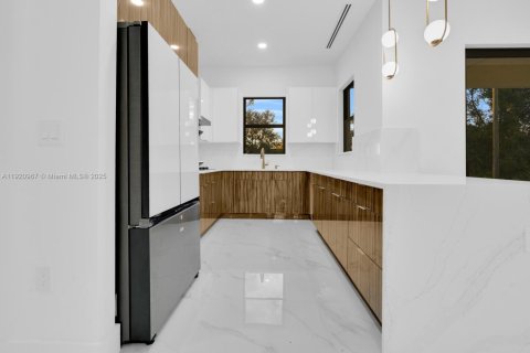 Villa ou maison à vendre à Lehigh Acres, Floride: 3 chambres, 465.72 m2 № 1975083 - photo 27