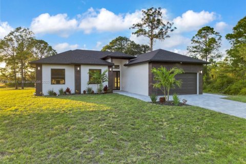 Villa ou maison à vendre à Lehigh Acres, Floride: 3 chambres, 465.72 m2 № 1975083 - photo 8