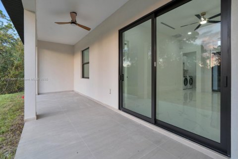 Villa ou maison à vendre à Lehigh Acres, Floride: 3 chambres, 465.72 m2 № 1975083 - photo 21