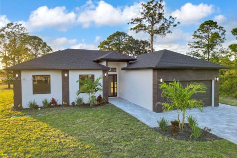 Villa ou maison à vendre à Lehigh Acres, Floride: 3 chambres, 465.72 m2 № 1975083 - photo 1