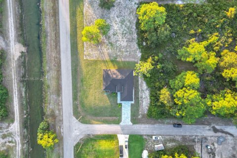 Villa ou maison à vendre à Lehigh Acres, Floride: 3 chambres, 465.72 m2 № 1975083 - photo 4