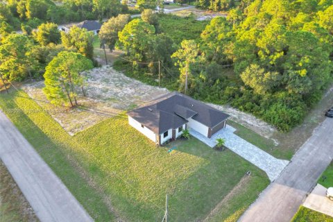 Villa ou maison à vendre à Lehigh Acres, Floride: 3 chambres, 465.72 m2 № 1975083 - photo 7