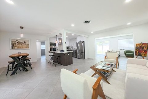 House in Clearwater, Florida 4 bedrooms, 194.82 sq.m. № 2206815 - photo 3