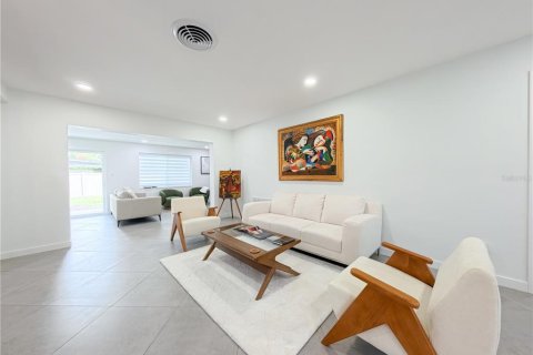 House in Clearwater, Florida 4 bedrooms, 194.82 sq.m. № 2206815 - photo 6